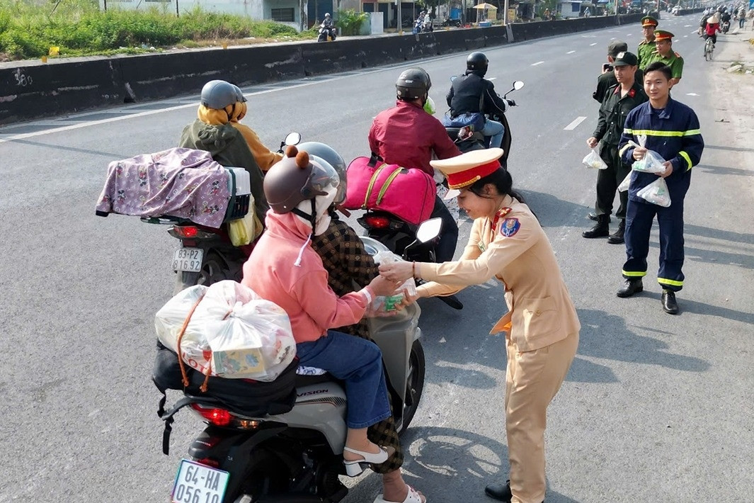 CSGT ở miền Tây phát bánh mì, sữa, nước suối cho người về quê ăn Tết