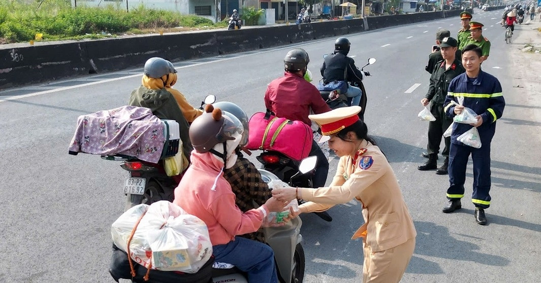 CSGT ở miền Tây phát bánh mì, sữa, nước suối cho người về quê ăn Tết