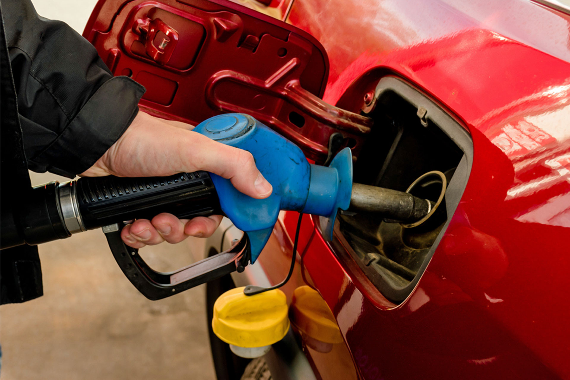 đổ xăng kém chất lượng Car Price.jpg