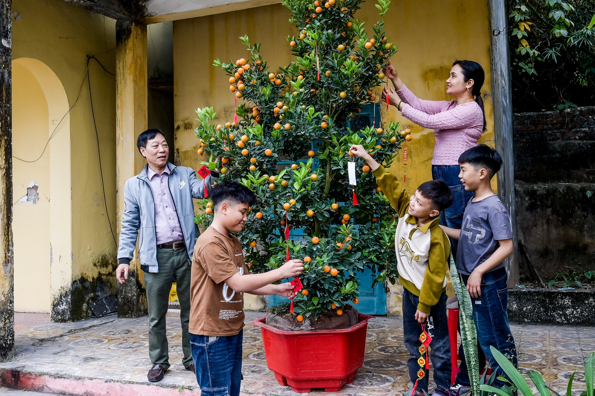 Tết của những đứa trẻ bị ‘lãng quên’: Ước được gói bánh chưng, nhận lì xì