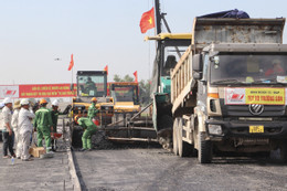 Hơn 2.800 người thi công xuyên Tết tuyến cao tốc 'xương sống' miền Tây