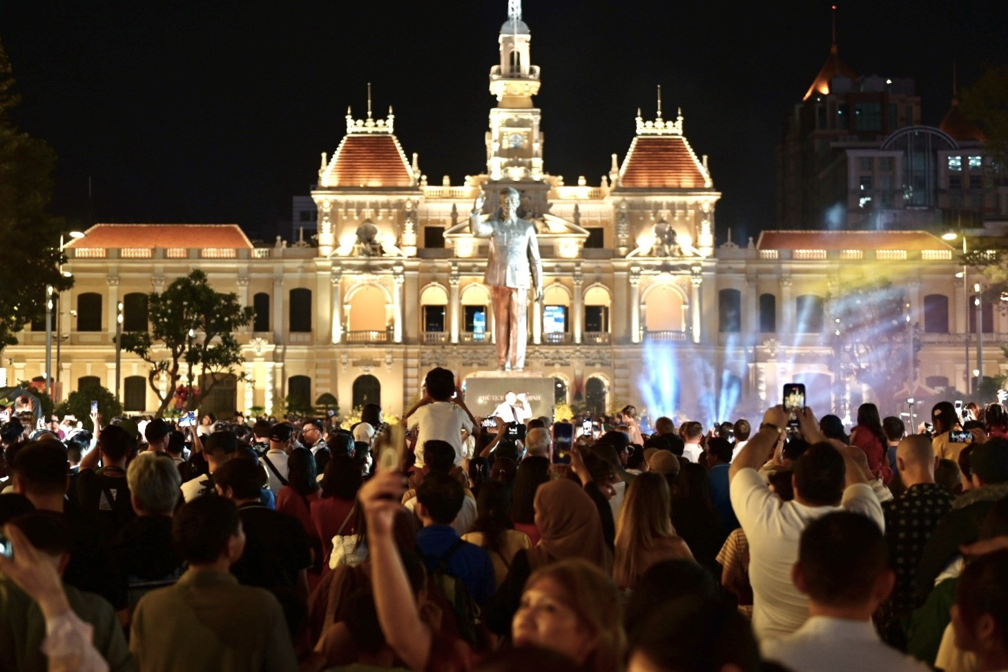 Mọi miền hân hoan đón chờ thời khắc giao thừa, mừng năm mới Ất Tỵ