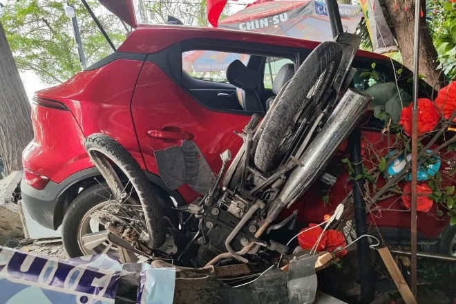 Ô tô lao vào quán cà phê, người đàn ông 60 tuổi bị kẹt đùi dưới gầm