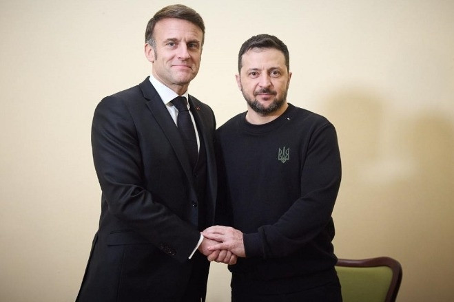 Ông Zelensky gặp ông Macron, Nga phát hành SGK về chiến dịch quân sự ở Ukraine