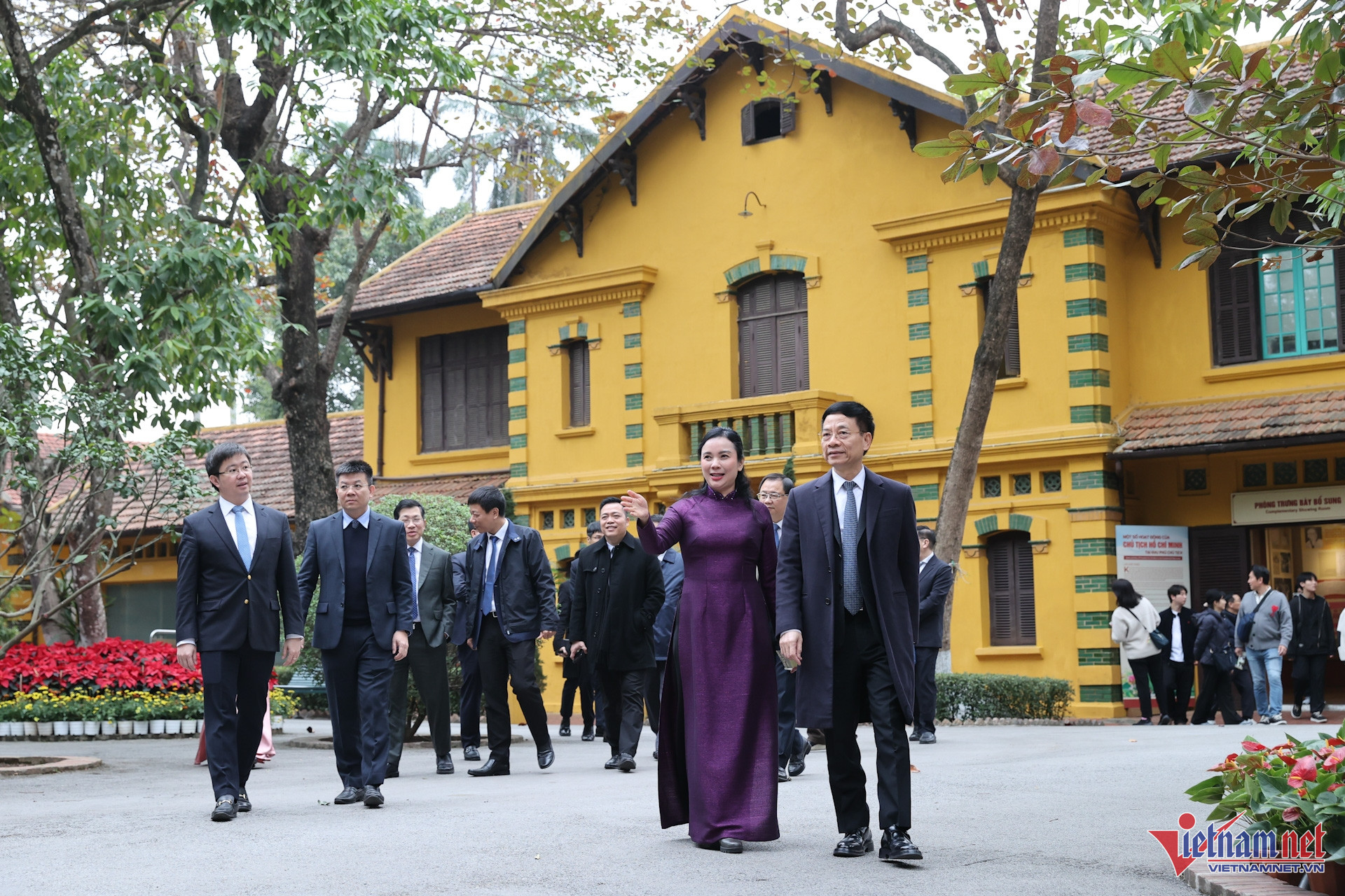 W-bo truong tham don vi truc tet 2025 0.jpg