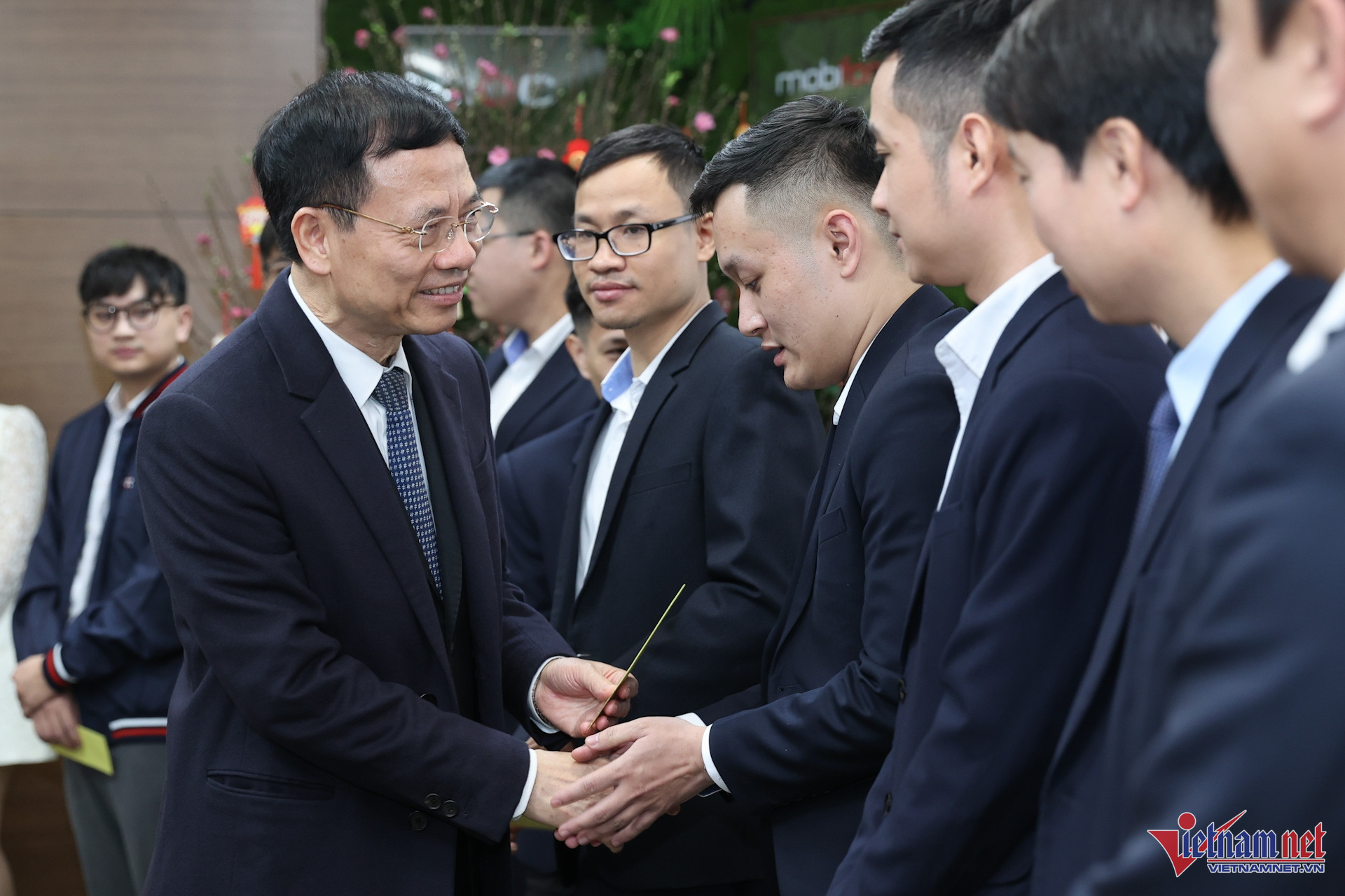 W-chuc Tet can bo MobiFone.jpg