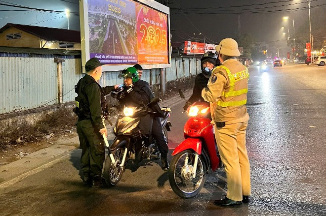 CSGT kiểm tra nồng độ cồn xuyên đêm Giao thừa, đảm bảo an toàn cho người dân