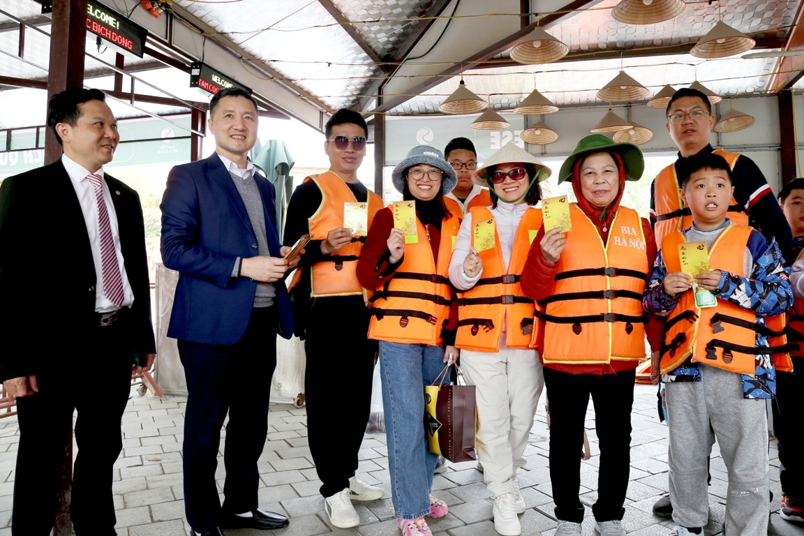 Đoàn khách Trung Quốc 'xông đất' du lịch Ninh Bình