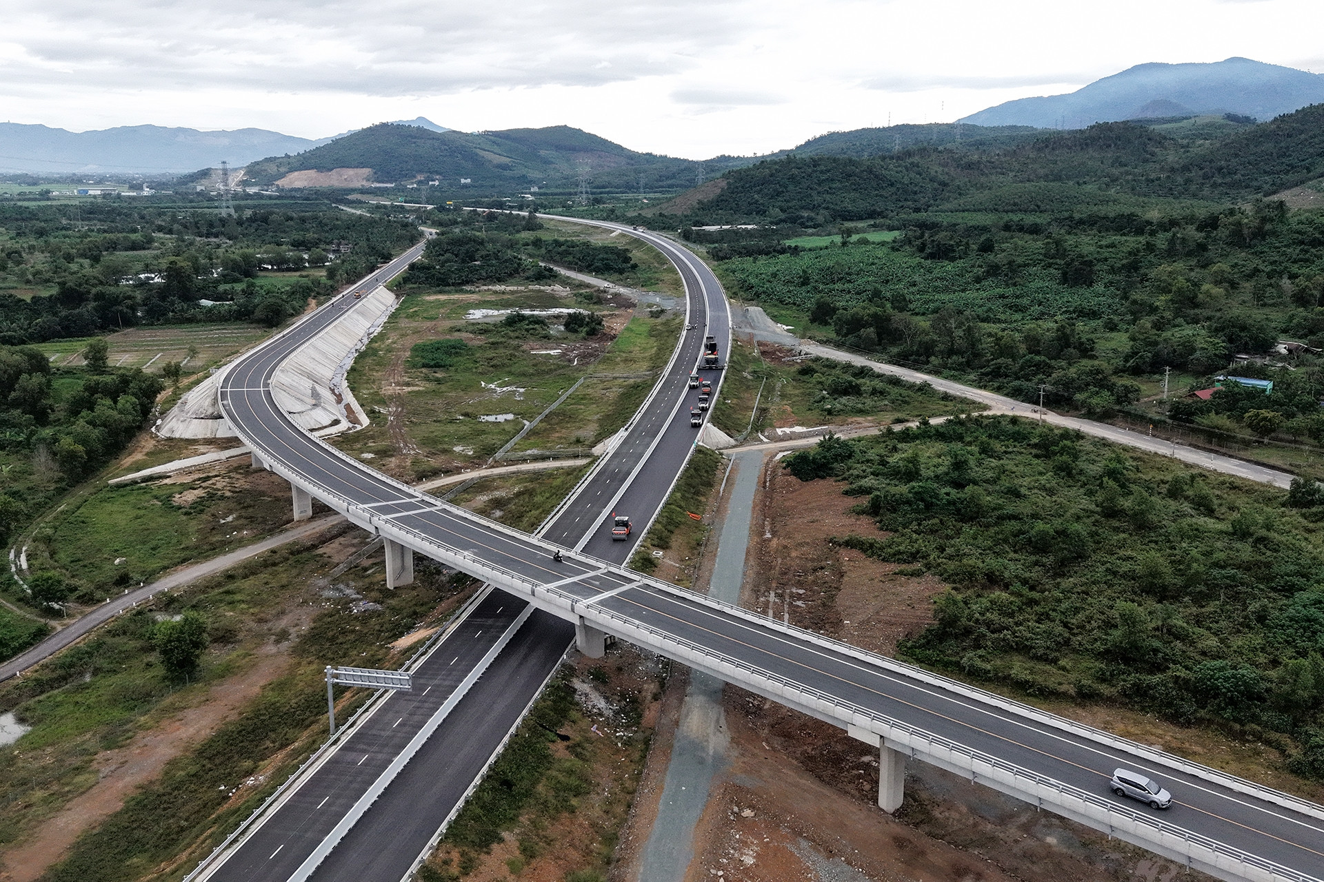 Cao tốc Vân Phong - Nha Trang dần hoàn thành, đề xuất khai thác vào dịp Tết