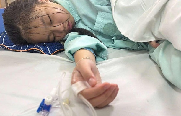 Cha mẹ cầm cự từng lon gạo mong cứu con gái duy nhất bị ...