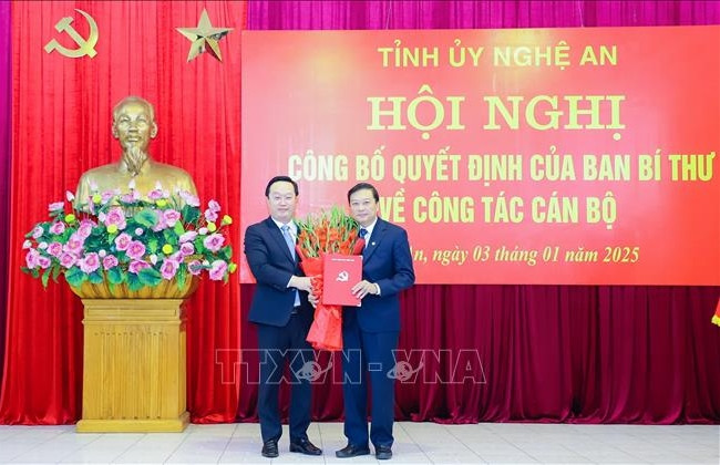 Công bố, trao quyết định chuẩn y Phó Bí thư Tỉnh ủy Nghệ An