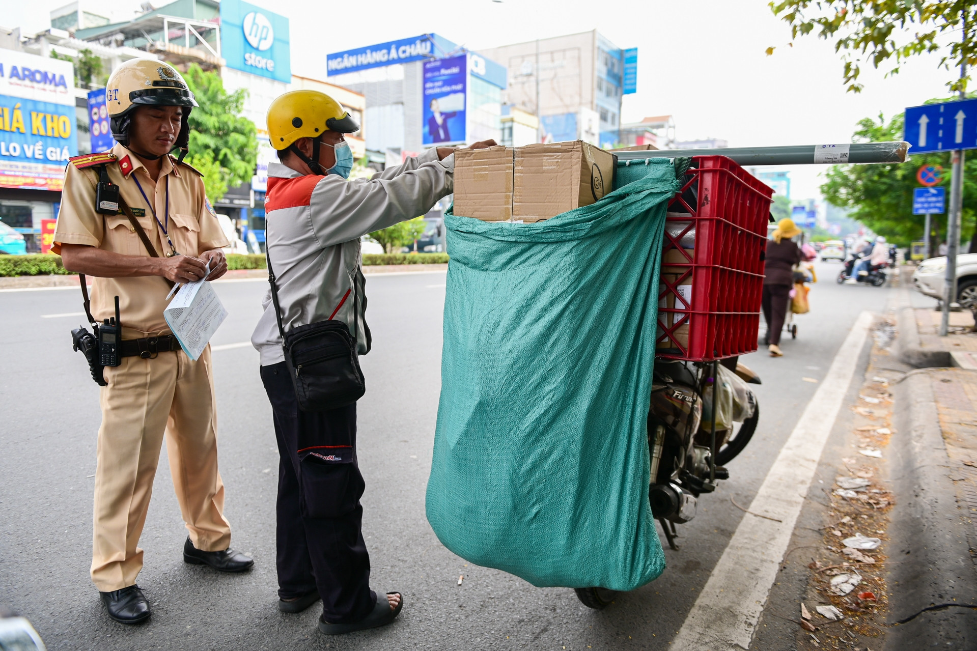 Để hàng hóa che lấp biển số xe, người đàn ông TPHCM ngỡ ngàng khi bị phạt