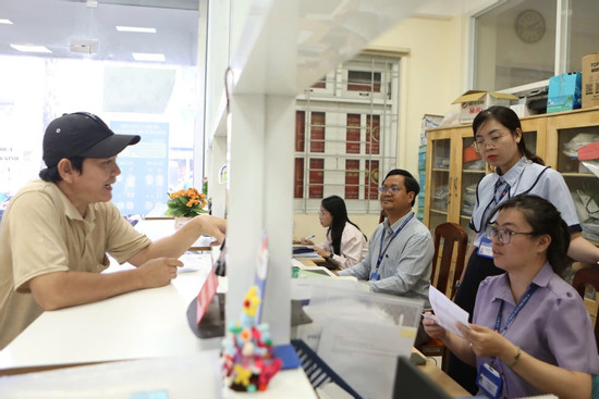 Sáp nhập phường ở TPHCM, cán bộ một cửa nêu loại giấy tờ gây chút rắc rối