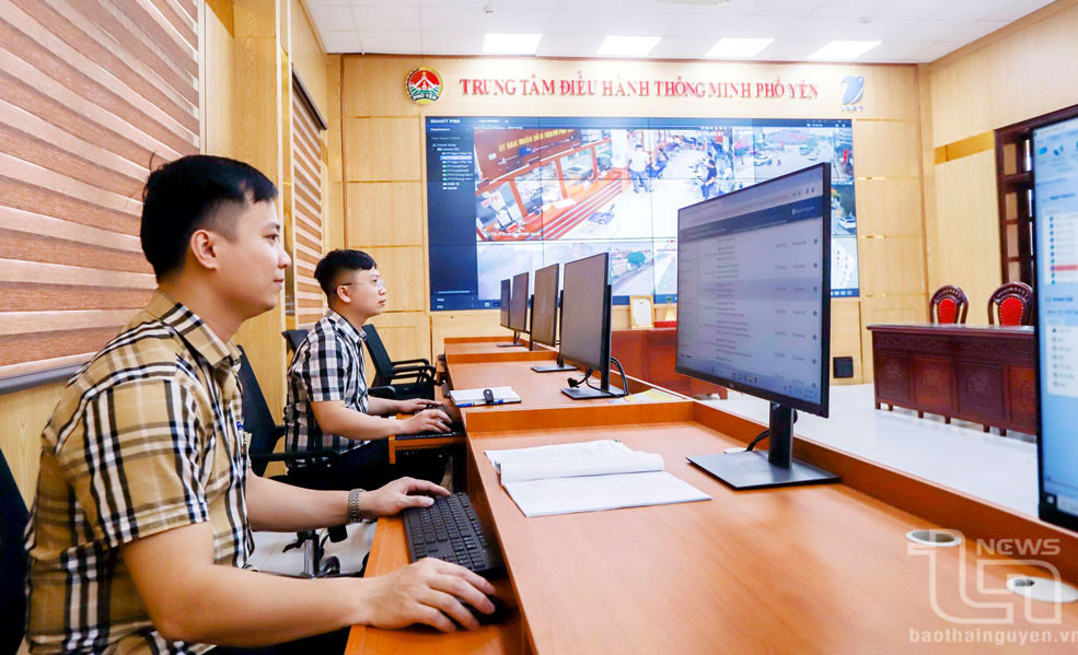 Hoạt động tại Trung tâm Điều hành thông minh (IOC) TP. Phổ Yên. Ảnh T.L