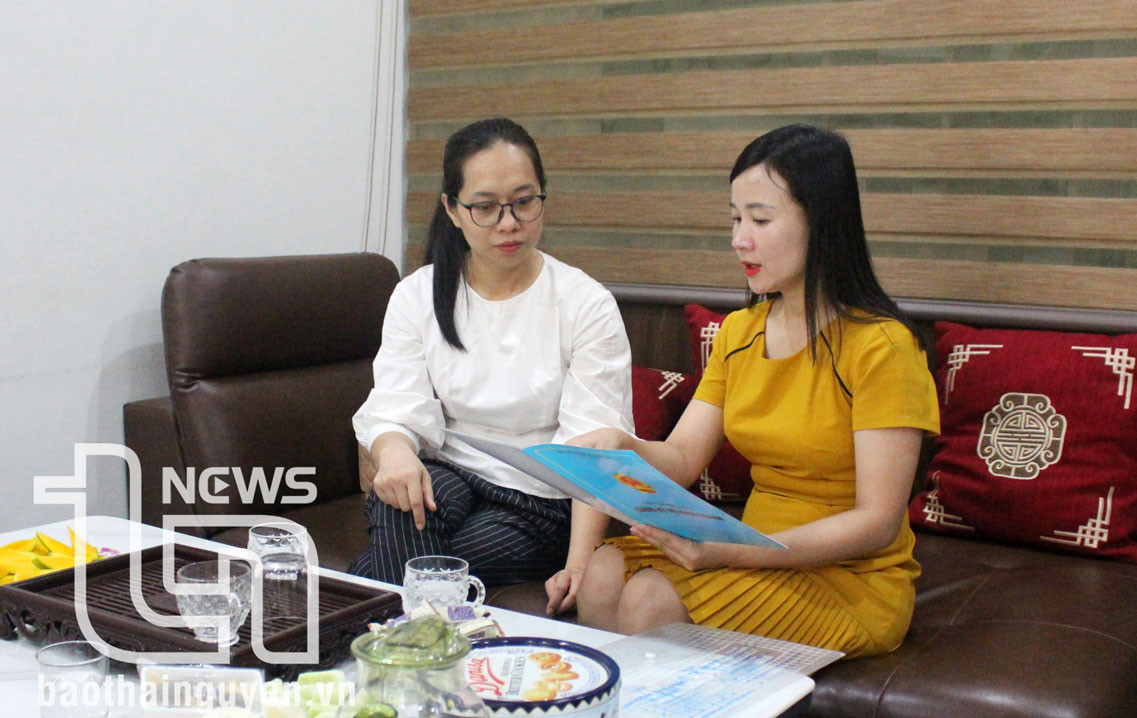 Chị Nguyễn Thị Cúc (bên phải, ở tổ 3, phường Quang Trung, TP. Thái Nguyên) thực hiện dịch vụ công trực tuyến đăng ký kinh doanh và đã được trả kết quả rất nhanh chóng, tiện lợi.