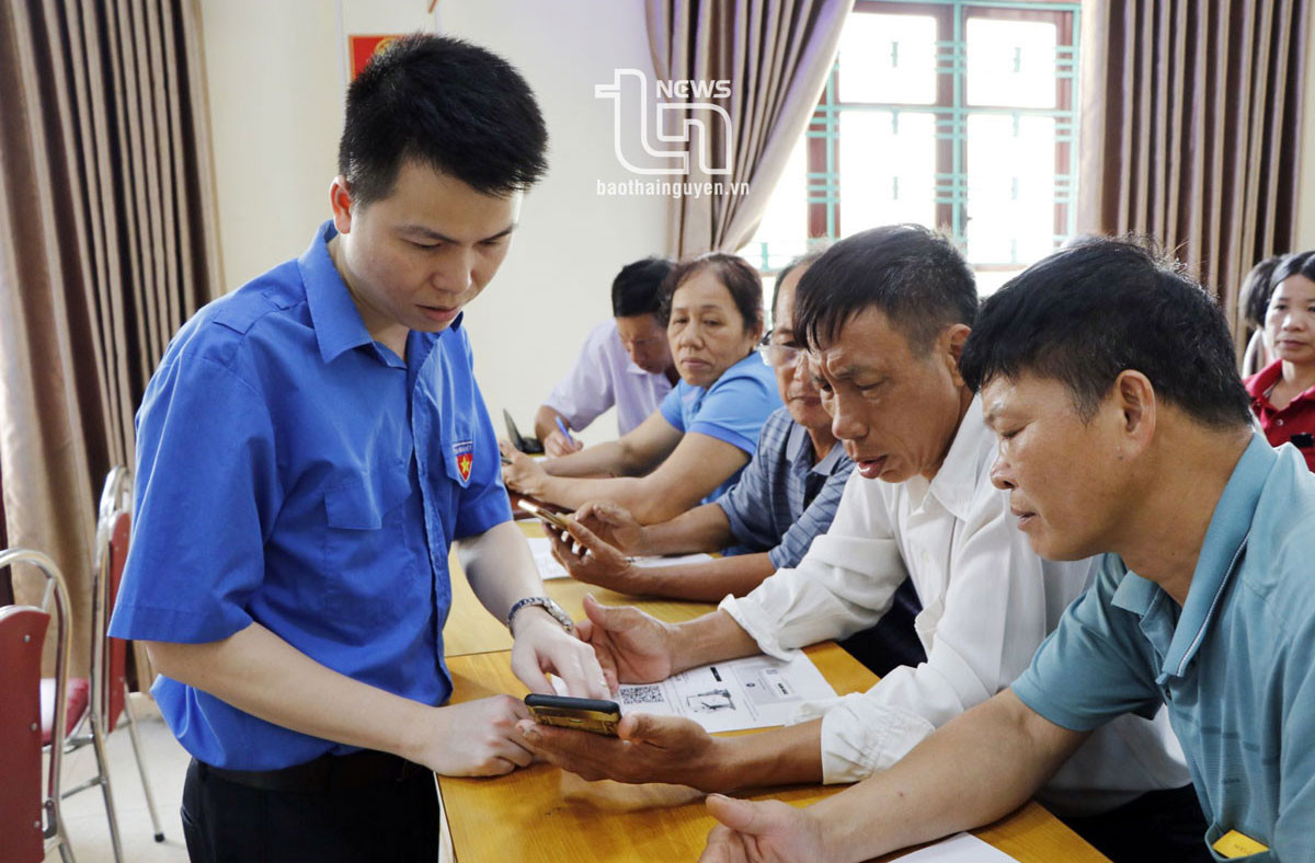 Cán bộ Sở Thông tin và Truyền thông hướng dẫn người dân thực hiện thủ tục hành chính trực tuyến toàn trình trên Cổng dịch vụ công quốc gia. Ảnh T.L