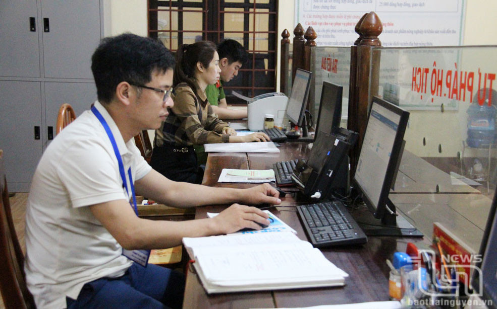 Cán bộ tại Bộ phận Một cửa huyện Phú Bình giải quyết thủ tục hành chính.