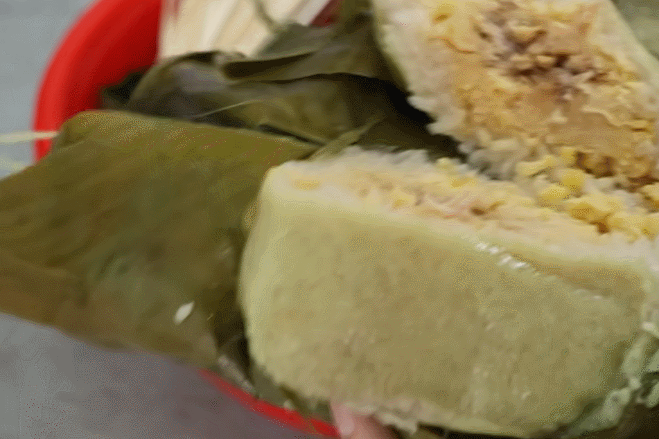 Khách nước ngoài học gói bánh chưng, bánh tét, khi ăn hết lời khen ngon