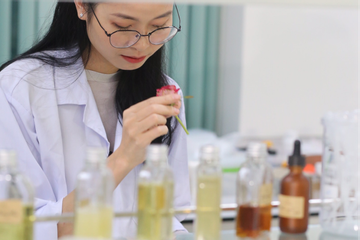 Nhẵn túi ngày đầu khởi nghiệp, nhà nghiên cứu 'dư tiền' nhờ mỹ phẩm nức mùi Tết