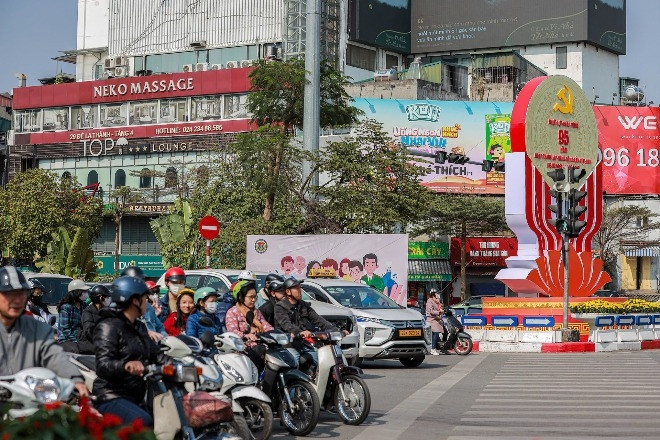 Vui Xuân không quên chấp hành luật, dòng xe chờ đèn đỏ ngay ngắn trên phố Hà Nội