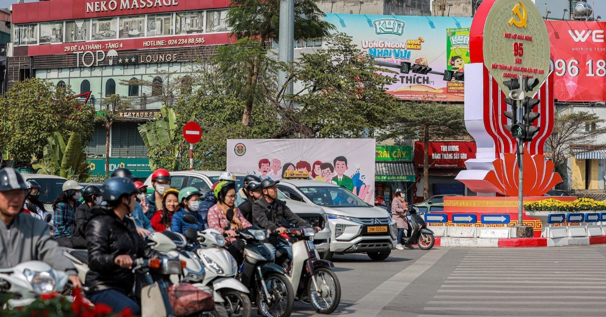 Vui Xuân không quên chấp hành luật, dòng xe chờ đèn đỏ ngay ngắn trên phố Hà Nội