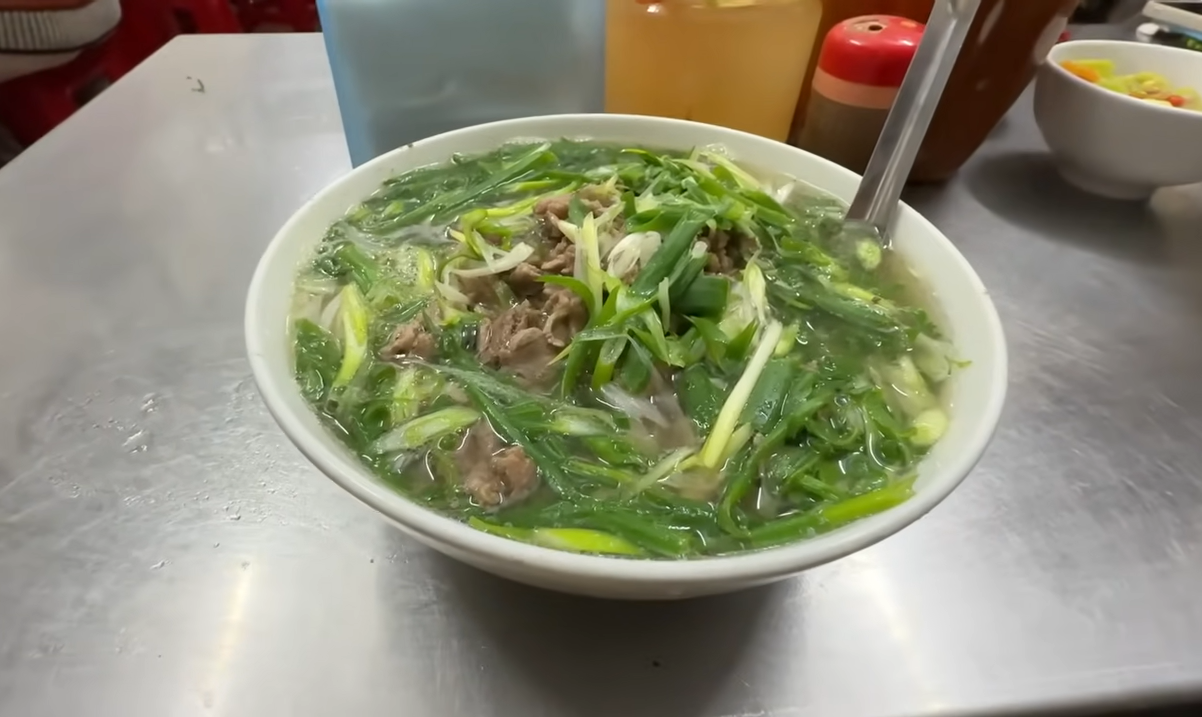 khach Nhat an pho Ha Noi 1.png