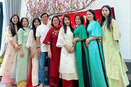 Sinh 8 con gái, ông bố ở Đà Nẵng nhận 'món quà' quý giá dịp tết Nguyên đán
