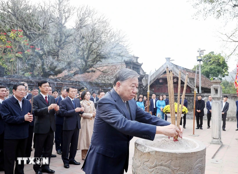Tổng Bí thư Tô Lâm và đoàn công tác Trung ương dâng hương tại Đền thờ Vua Đinh Tiên Hoàng. (Ảnh: Thống Nhất/TTXVN)