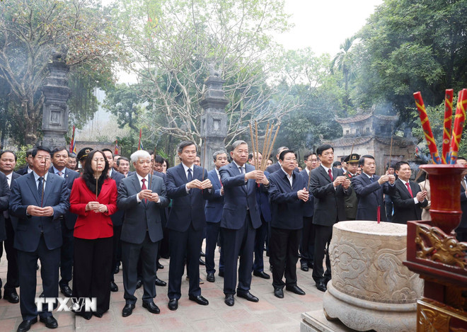 Tổng Bí thư Tô Lâm và đoàn công tác Trung ương dâng hương tại Đền thờ Vua Lê Đại Hành. (Ảnh: Thống Nhất/TTXVN)