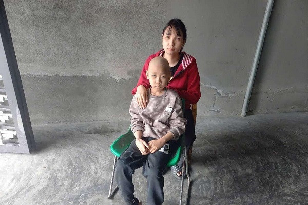 Trao hơn 72 triệu đồng đến 2 hoàn cảnh khó khăn