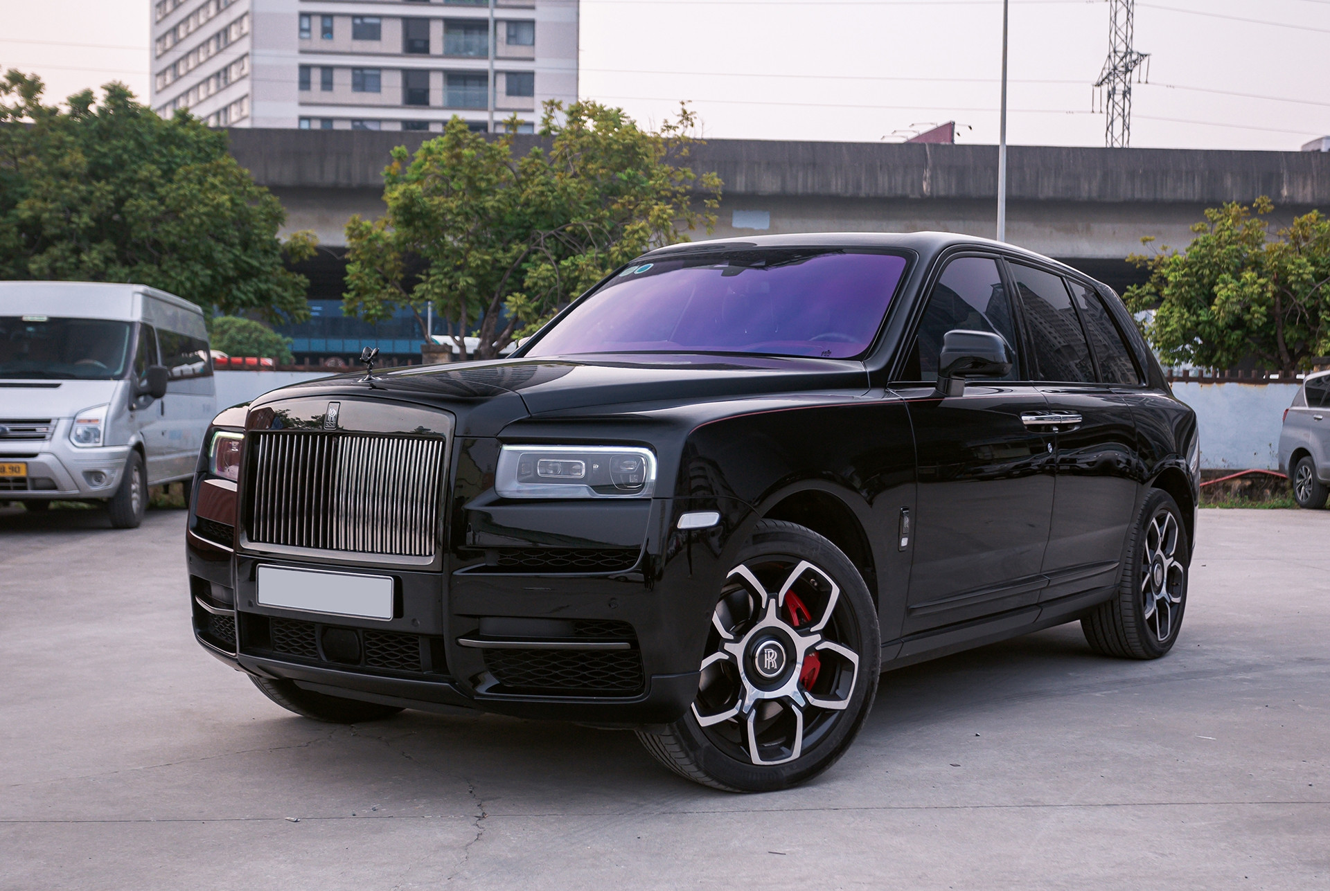 Xe siêu sang Rolls-Royce Cullinan Black Badge giá hơn 40 tỷ có gì đặc biệt?