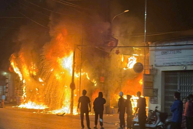 Bản tin trưa 4/1: Cháy lớn tại cửa hàng kinh doanh xe đạp điện ở Bắc Ninh