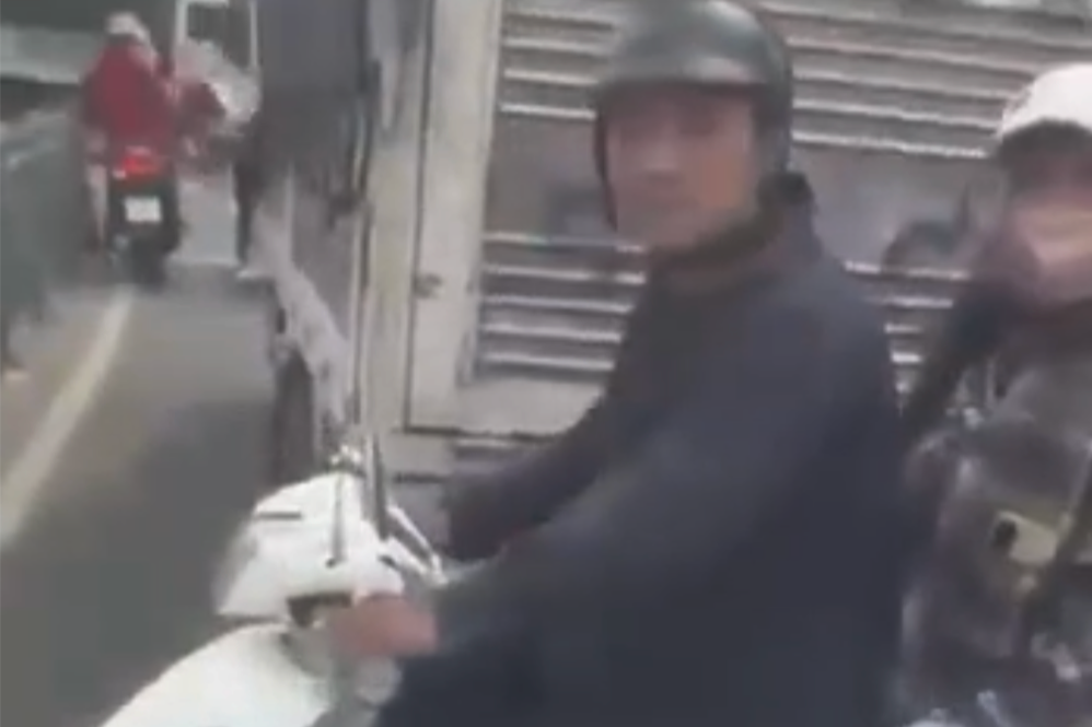 Clip người đàn ông chặn đường đập phá ô tô ở TPHCM