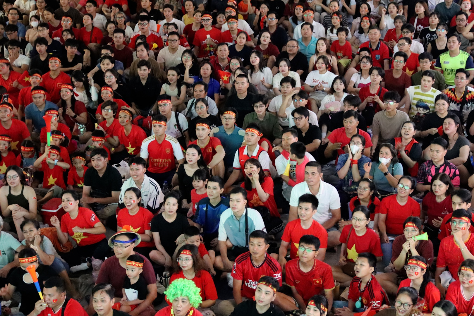 Người Sài Gòn nín thở theo dõi trận chung kết ASEAN Cup qua màn hình 'khủng'