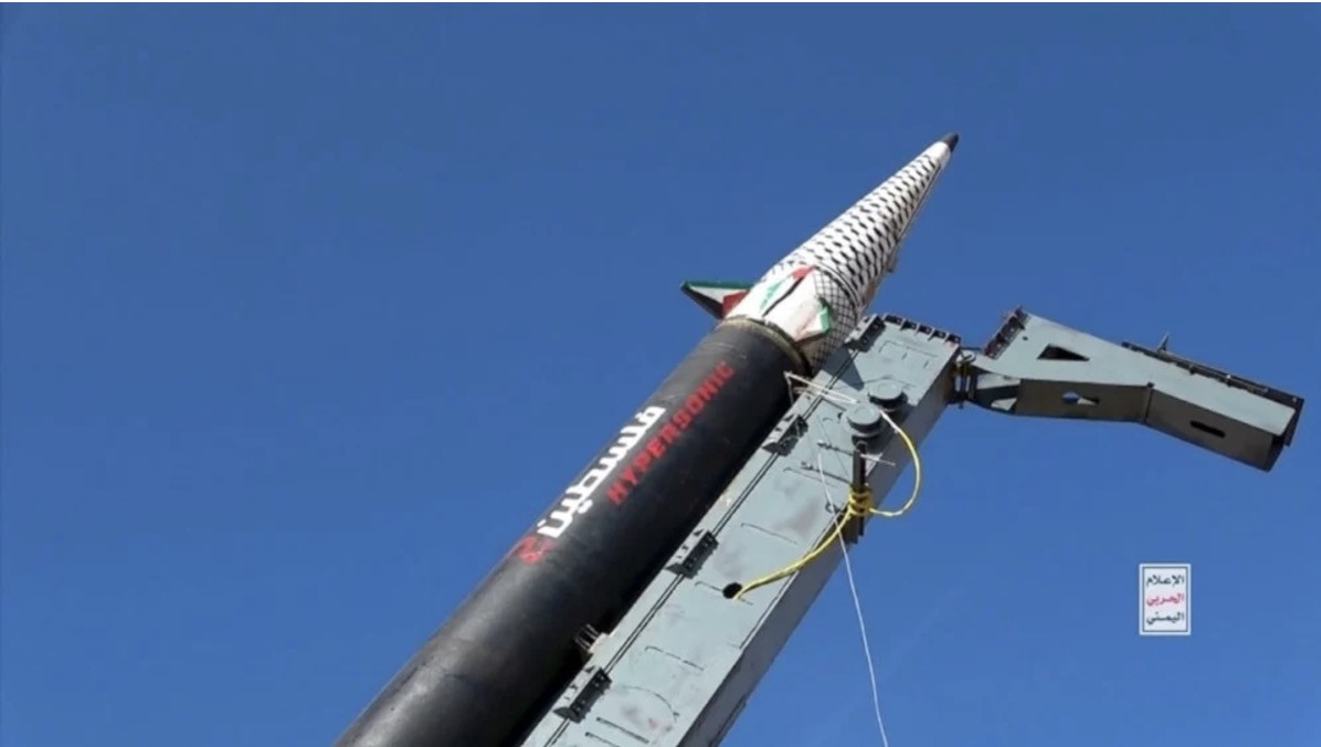 Palestine-2 missile on its launch stand.
© Photo : Houthi Media Office