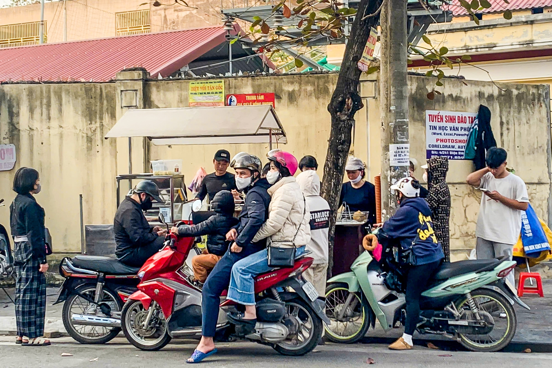 Quán 'bánh chuối Xuân Son' đông khách đột biến, cô chủ tiết lộ nhiều điều thú vị