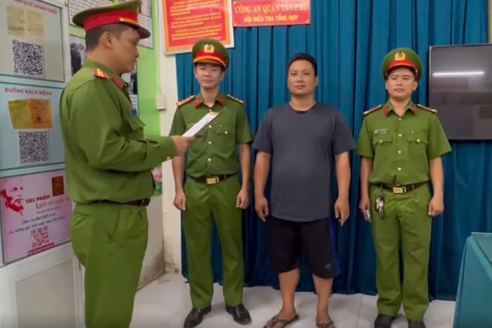 Tạm giữ hình sự người chặn đầu, đập kính xe ô tô ở TPHCM