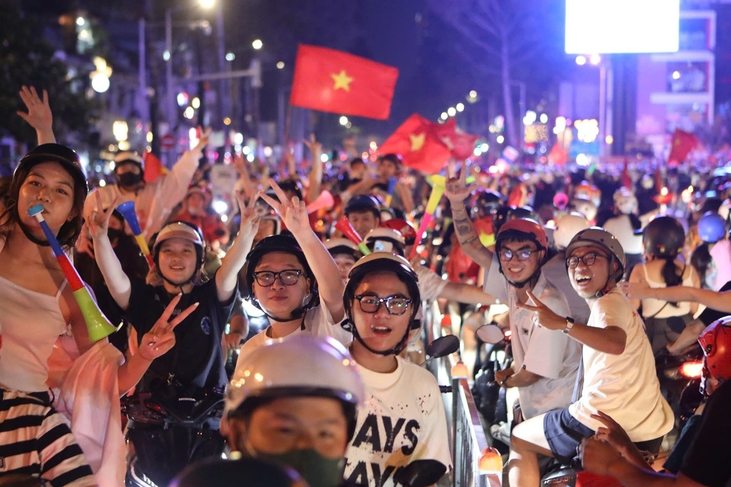 Khắp mọi ngả đường rực sắc cờ đỏ mừng tuyển Việt Nam vô địch ASEAN Cup 2024!