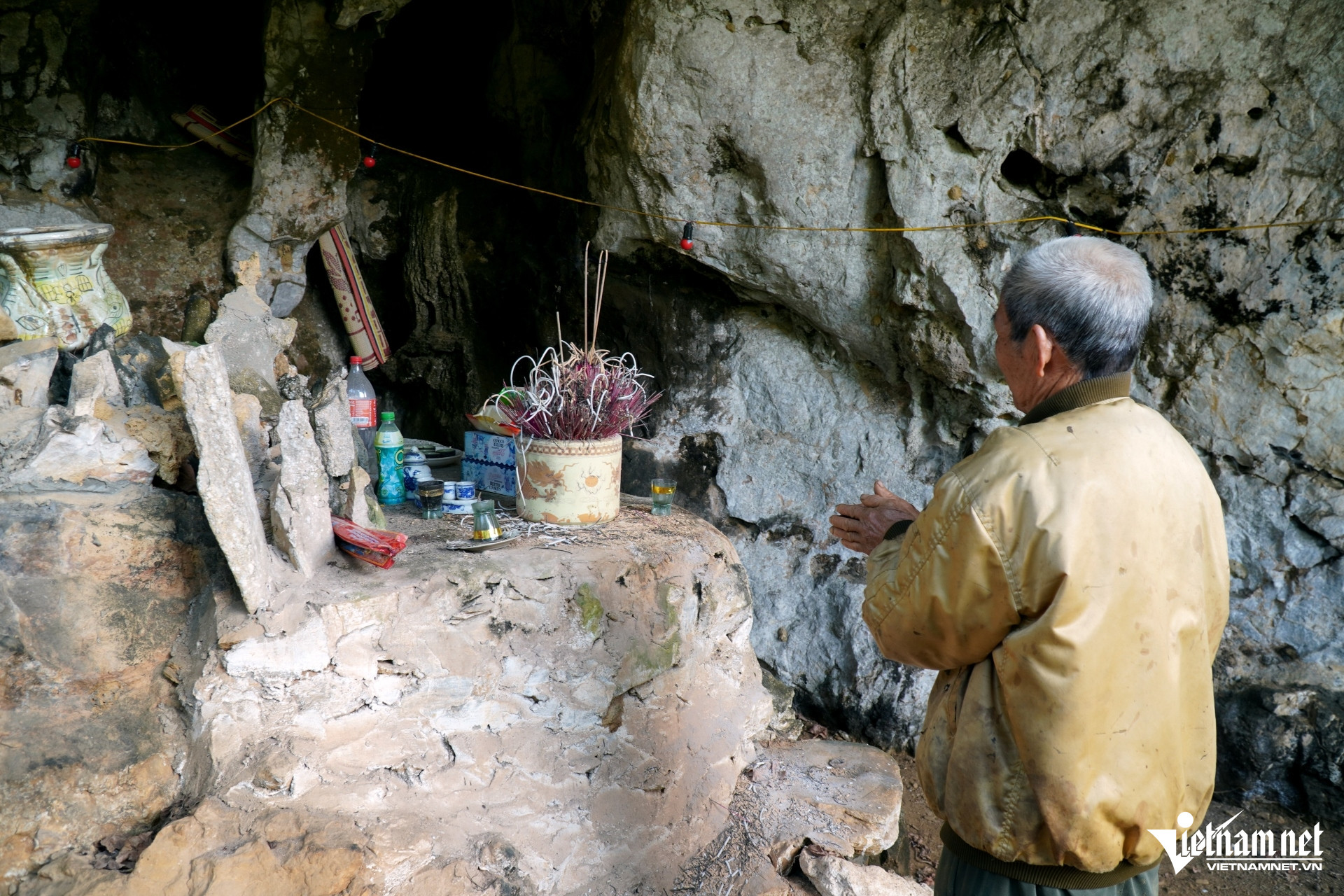 W-a2Cỏ mọc um tùm ở khu di tích .JPG.jpg