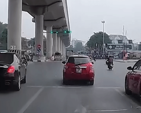 Tài xế giật mình với 'đèn xanh còn 7 giây bất ngờ đỏ' ở Hà Nội