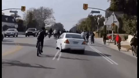 Xe mercedes bi xe dap chan dau.mp4