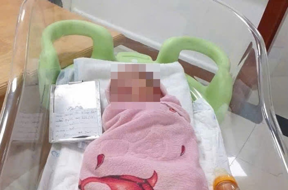 Bé gái sơ sinh bị mẹ bỏ lại bệnh viện sau 2 ngày chào đời.jpg