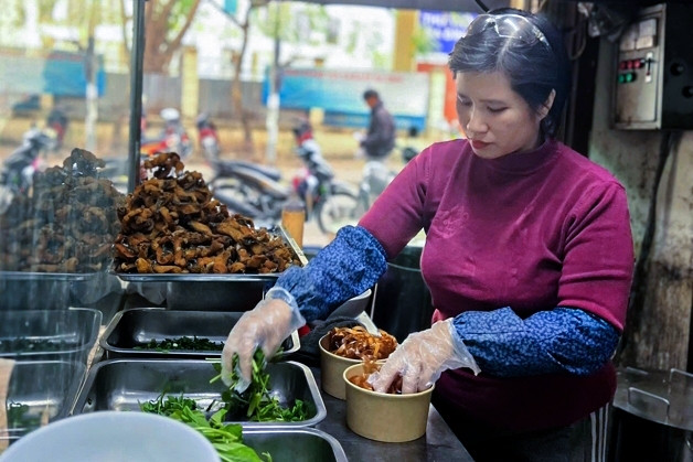 Bỏ việc gắn bó 18 năm về bán bún cá, người phụ nữ ở Hà Nội thay đổi cuộc đời