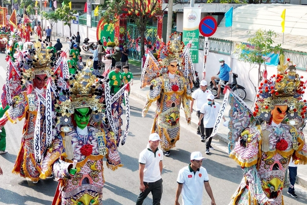 Hàng nghìn người diễu hành 8km khắp đường phố trong lễ hội Chùa Ông