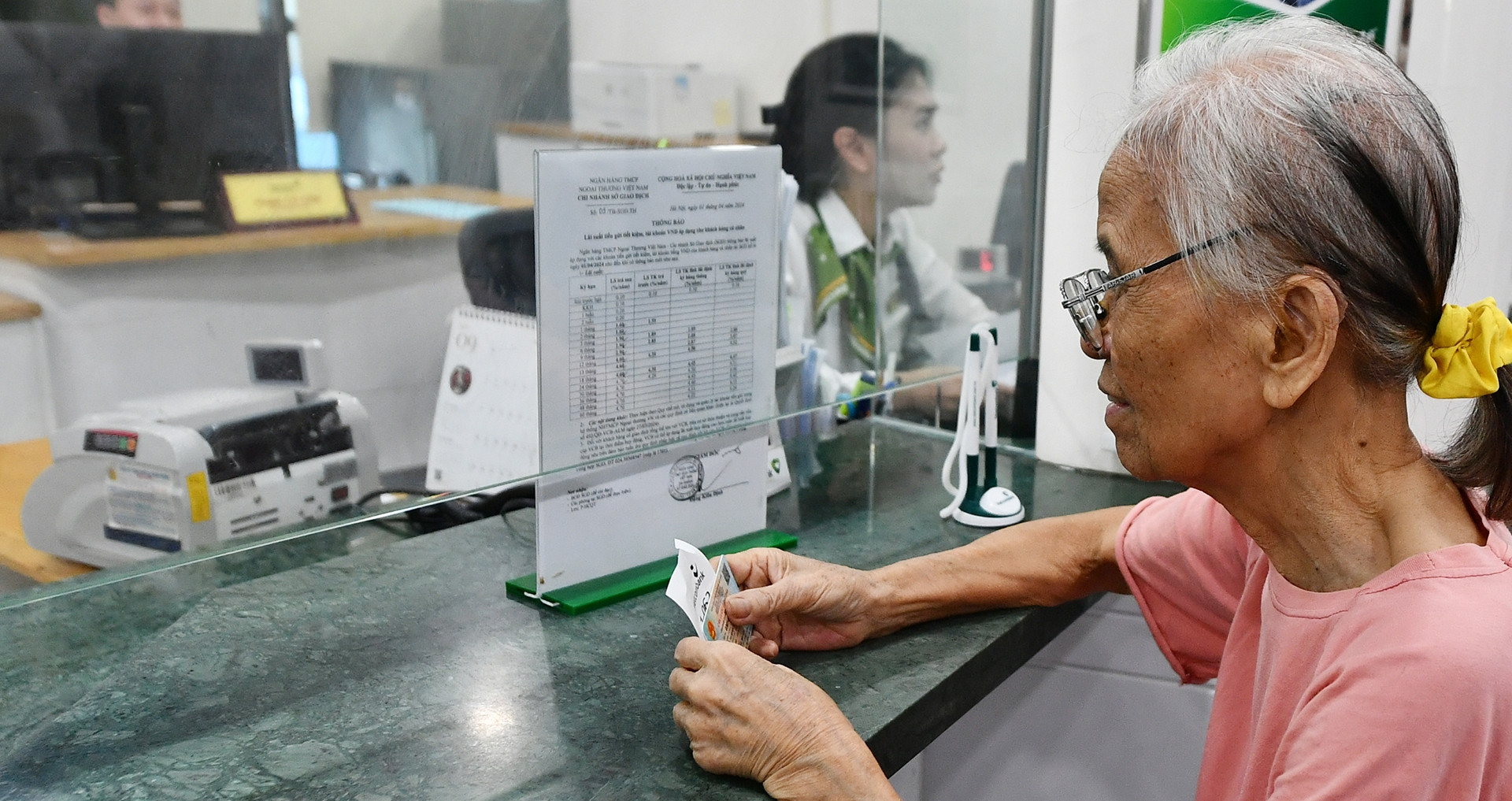 Người nhận lương hưu qua tài khoản gặp khó khăn vì phải thực hiện sinh trắc học?
