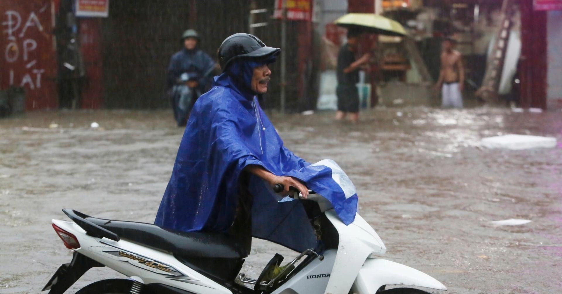 Sáng 1/10: Cập nhật 25 điểm ngập úng, không thể đi qua ở Hà Nội