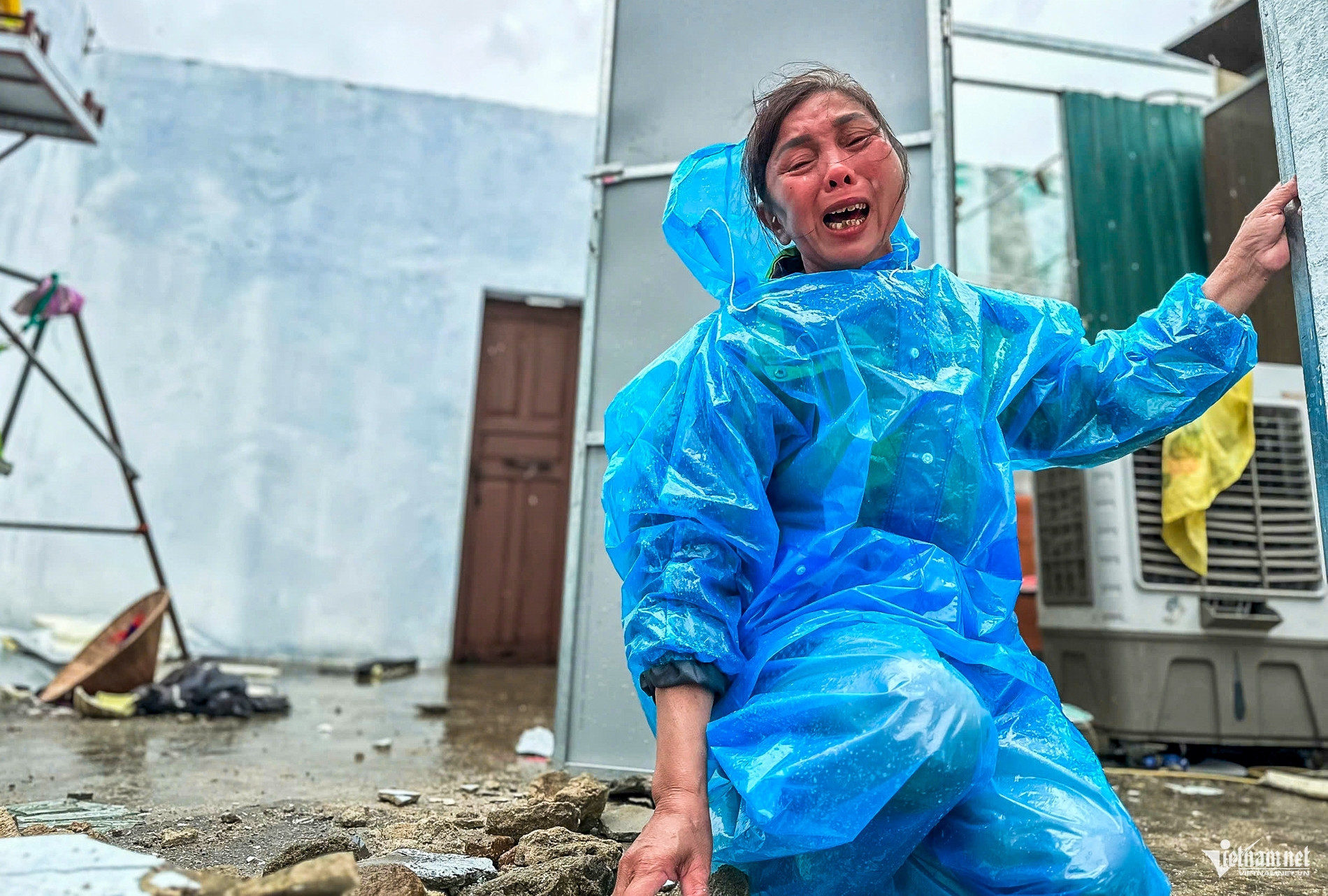 Bản tin sáng 1/10: Toàn cảnh sự tàn phá khủng khiếp của cơn bão dị thường Bualoi