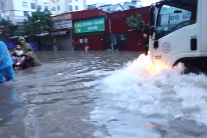 Những thước phim ám ảnh do ngập lụt ngày 30/9 tại Hà Nội