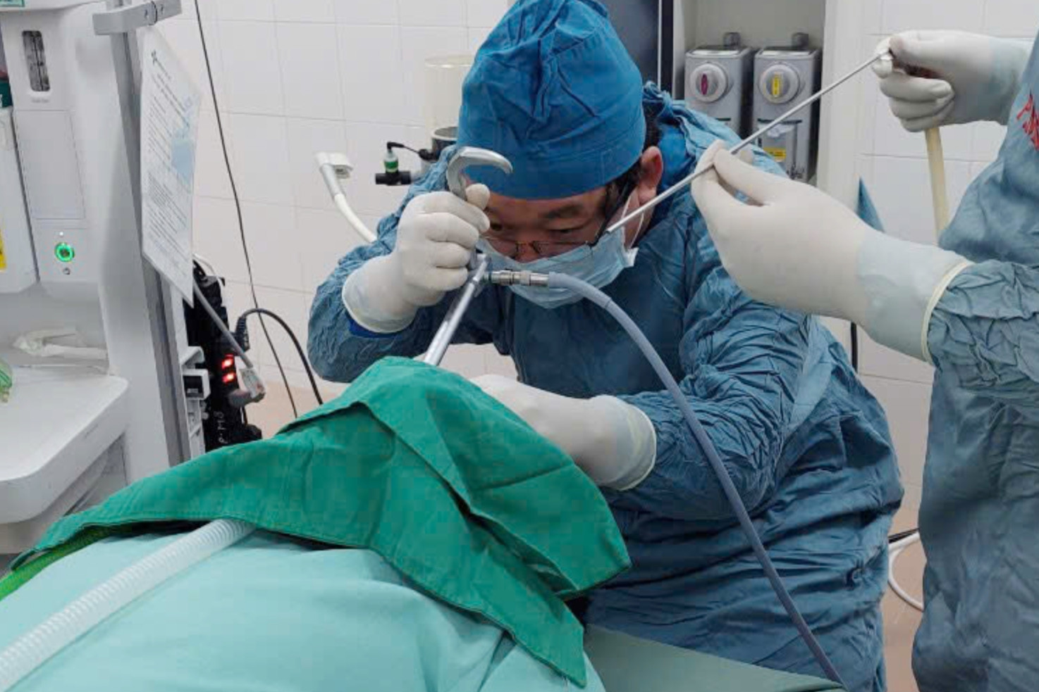 Ăn bánh sinh nhật, bé trai 11 tuổi suýt nguy hiểm tính mạng vì dị vật khó tin