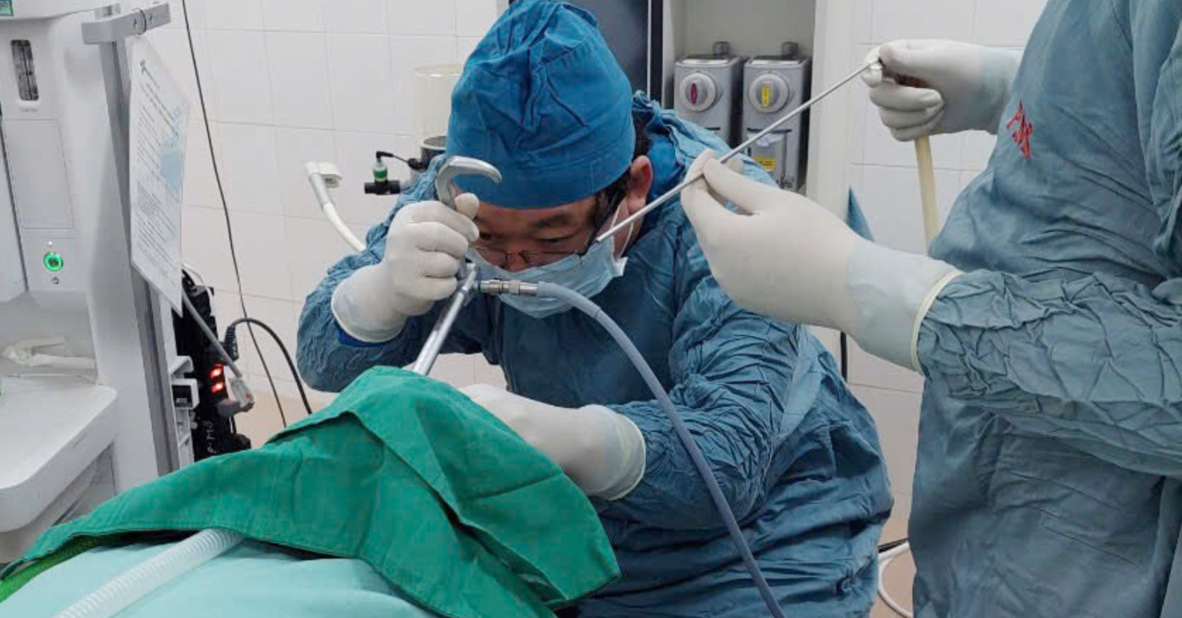 Ăn bánh sinh nhật, bé trai 11 tuổi suýt nguy hiểm tính mạng vì dị vật khó tin